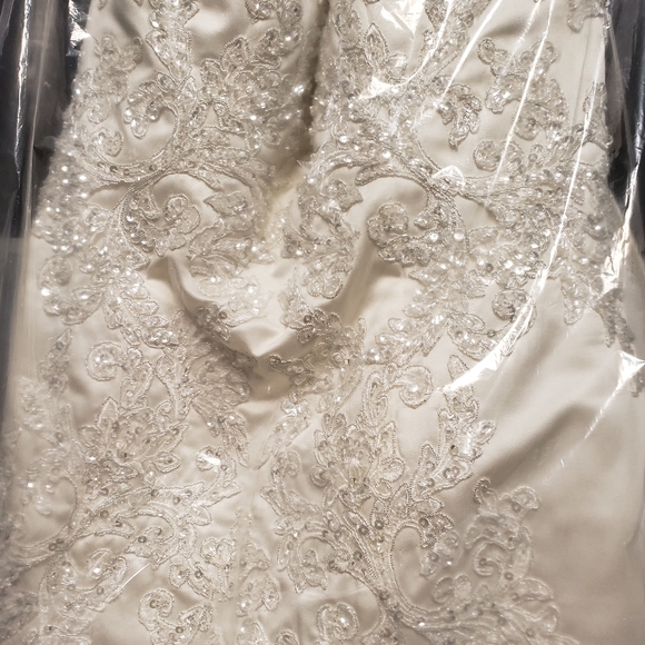 Oleg Cassini Satin Lace Strapless Wedding Dress! Never worn! Size 10 - Picture 11 of 13